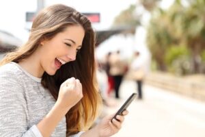 mulher feliz com iphone reparado na arouca